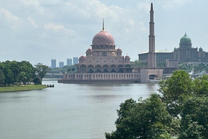 Batu Caves & Putrajaya City Tour - Perdana Putra and Putra Mosque: rose granite and a green-dome show