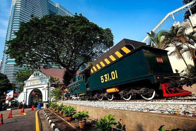 Best of Kuala Lumpur City Tour Including National Museum and National Monument - National Monument and Istana Negara: memorial scale and royal symbolism