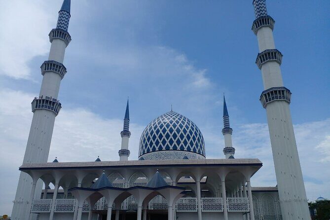 Blue Mosque And Batu Caves Private Tour from Kuala Lumpur - Entering the Sultan Salahuddin Abdul Aziz Shah Mosque (and what to expect)