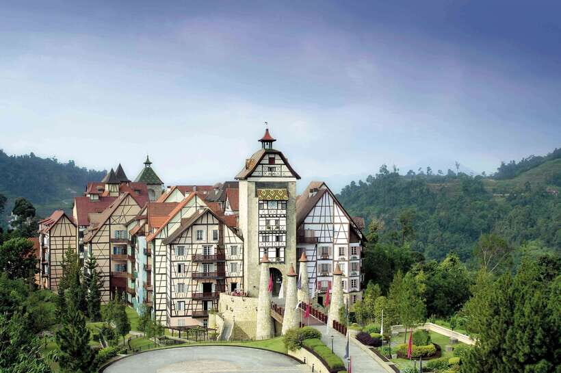 From Kuala Lumpur: Colmar Tropicale and Batu Caves Day Trip - The Route Logic: Caves first, then a French-ish break