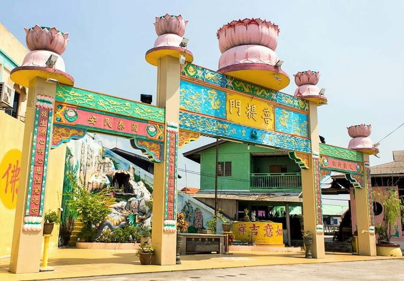 From Kuala Lumpur: Crab Island Tour with Seafood Lunch - Pulau Ketam (Crab Island): walking a car-free village without trying too hard