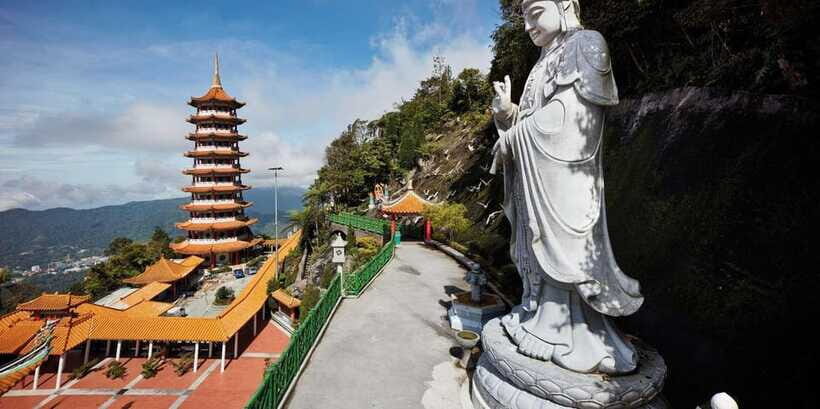 From Kuala Lumpur: Private Genting Highlands Day Trip - Casino de Genting: Games, Scale, and the Dress Code Reality