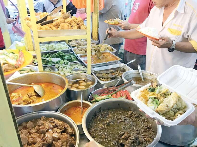 Kuala Lumpur: Evening Food Tour by Bike - What You Actually Eat: Meals, Refreshments, and the Dish Stories