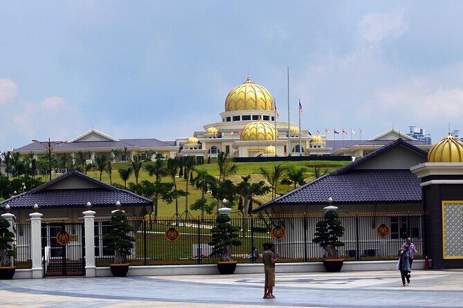 Kuala Lumpur Full Day City Tour with Petronas Twin Tower Tickets - Royal Selangor Visitor Centre: More Than a Quick Photo Stop