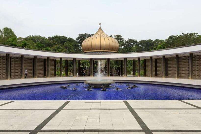 Kuala Lumpur: Full-Day Private City Highlights Tour - Petronas Twin Towers: photo stop plus the time-slot reality