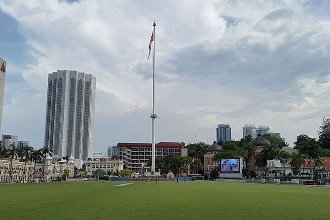 Kuala Lumpur Full Day Private Tour with 24 spots Of Wonders - Royal Istana Negara and Batu Caves: Start With Ceremony, Then Climb Into the Caves