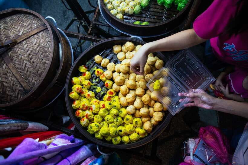 Kuala Lumpur: Local Street Food Night Tour - Hutong Food Court (Jalan Bukit Bintang): Siew Bao and curry puff