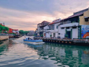 Kuala Lumpur: Malacca Day Trip with River Cruise and Lunch - Dutch Square and the Dutch Church: Maroon Walls and Protestant Milestones