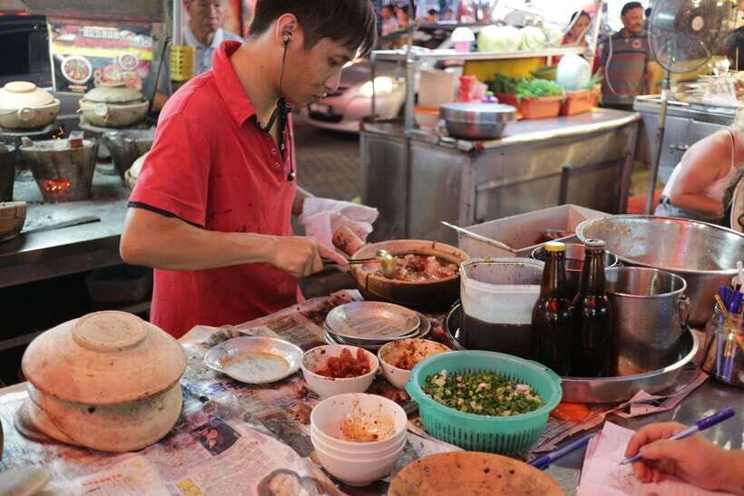Kuala Lumpur: Nightlife Street Food Tour with 6 Tastings - Charcoal-Fired Claypot Chicken Rice: The Main Course That Hits