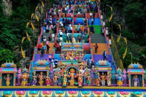 Kuala Lumpur: Private Batu Cave, National Mosque Tour, Lunch - Batu Caves: monkeys, temples, and the payoff of the climb