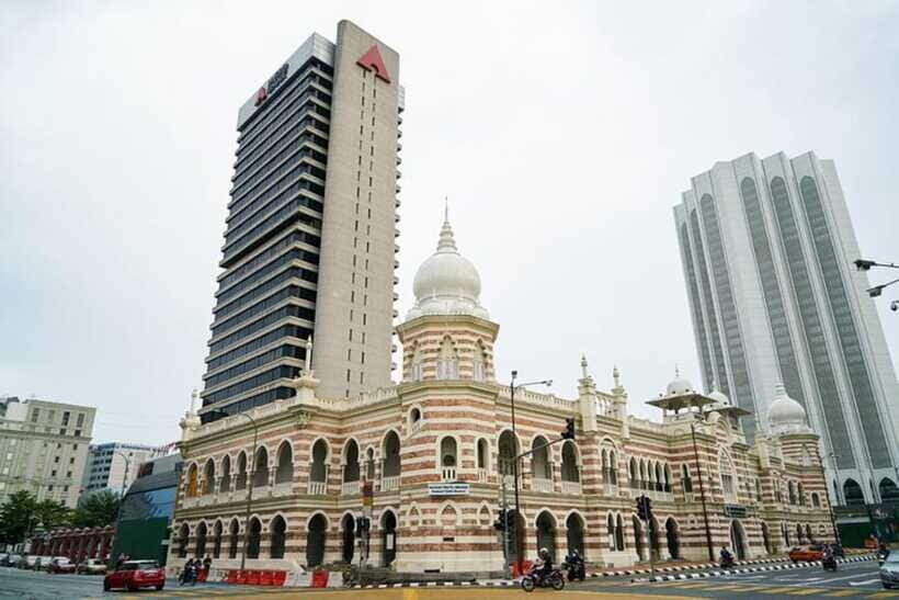 Kuala Lumpur: Private custom walking tour with a local guide - Languages, private group comfort, and getting around