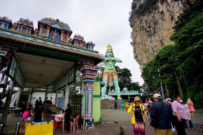 Kuala Lumpur: Private Full-Day 10 Wonders Tour - Istana Negara, Chinatown Bargains, and Central Market Gifts