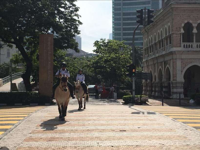 Kuala Lumpur: Private Sightseeing Tour with Pickup - Independence Square (Merdeka Square): The Green Center of the Story
