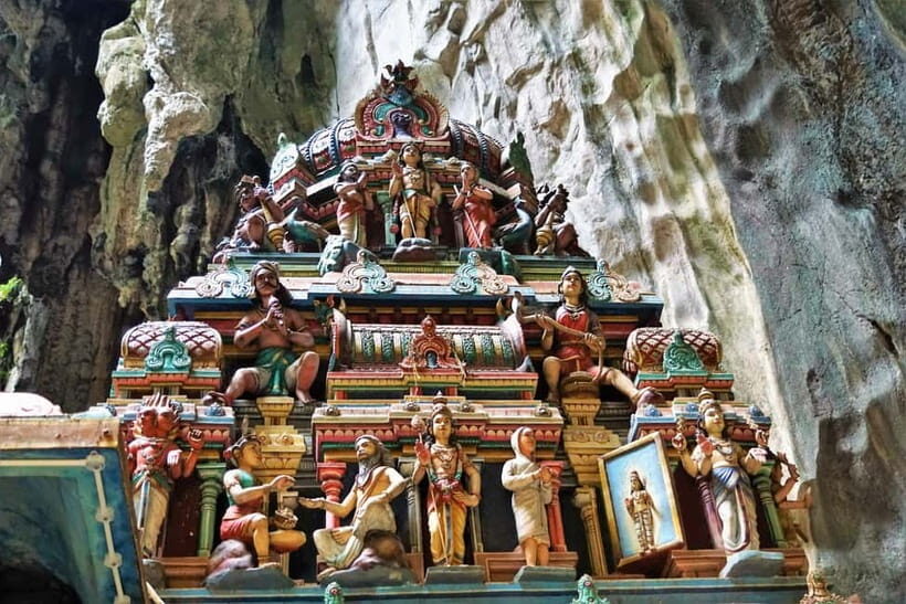 Kuala Lumpur, Putrajaya & Batu Caves Tour - Golden Triangle and Petronas Twin Towers: shopping hub passing and a classic exterior moment