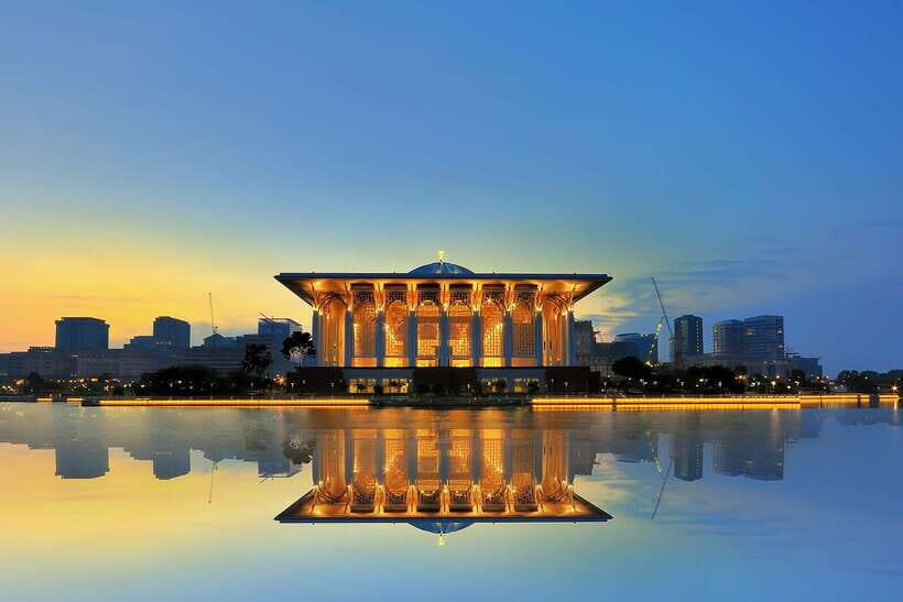 Kuala Lumpur: Putrajaya City Tour with Lake Cruise - Putra Mosque: Pink Dome Architecture Plus Real-World Walking