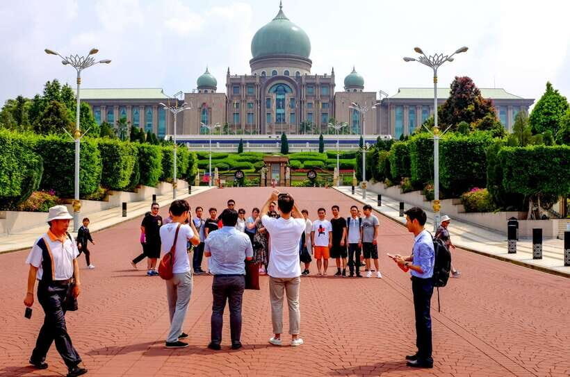 Kuala Lumpur: Putrajaya City Tour with Lake Cruise - What Makes the Tour Feel Smooth: The Guide and the Pace