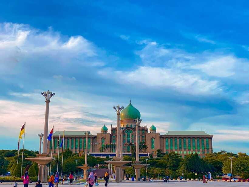 Kuala Lumpur: Putrajaya Tour Half Day Tour [Shared/Private] - Putra Mosque: Dress Code, Rose-Tone Domes, and Best Behavior