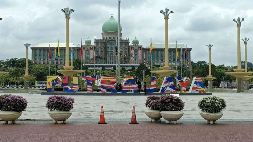 Kuala Lumpur: Putrajaya Tour with Hotel Pickup - Taman Warisan Agricultural Heritage Park and the Rubber Tapping Demo