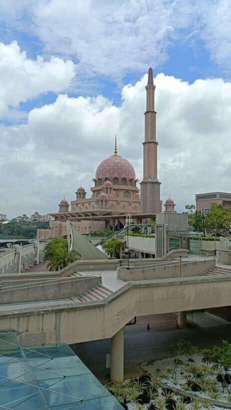 Kuala Lumpur: Putrajaya Tour with Hotel Pickup - Getting There: Hotel Pickup and the Drive Out of Kuala Lumpur