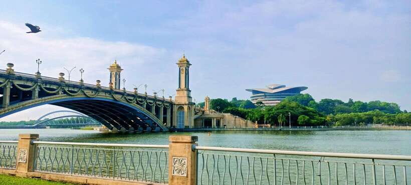 Kuala Lumpur: Putrajaya Tour with Traditional Boat Cruise - Putra Square and the Prime Minister’s Office: Photo Stop With Real Context