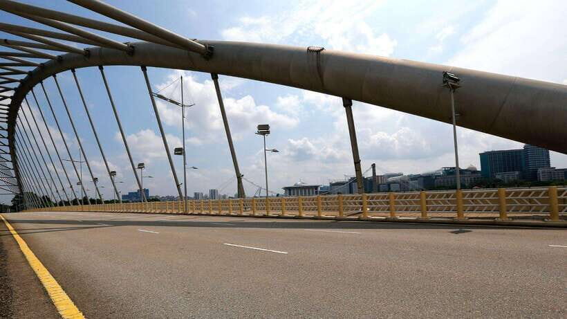 Kuala Lumpur: Putrajaya Tour with Traditional Boat Cruise - Tasik Putrajaya Traditional Boat Cruise: The Best Bridges-From-Water Moment
