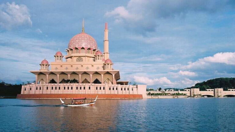 Kuala Lumpur: Putrajaya Tour with Traditional Boat Cruise - That Pink Dome: Putra Mosque and Lakeside Serenity