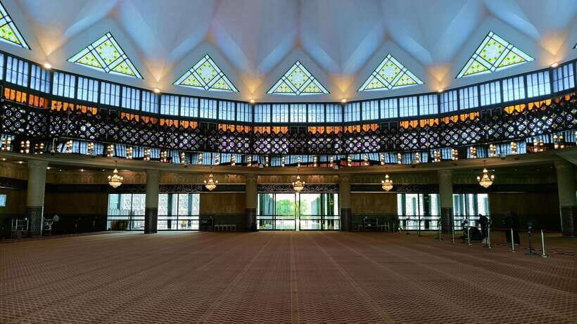 Kuala Lumpur: Temple & Shrine Private Half Day Tour - National Mosque of Malaysia: The Blue Umbrella Dome and Quiet Gardens