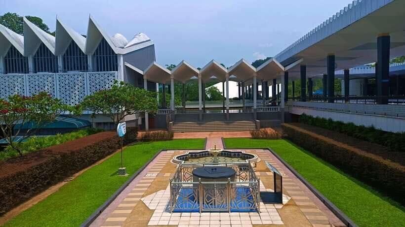 Kuala Lumpur: Temple & Shrine Private Half Day Tour - Gurdwara Sahib Temple: Scripture Revered and Sikh Community Life