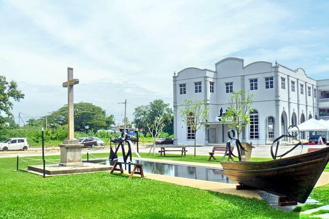 Melaka Full-Day Trip From Kuala Lumpur - Cheng Hoon Teng Temple and Kampung Kling Mosque: Faiths With Different Visual Languages
