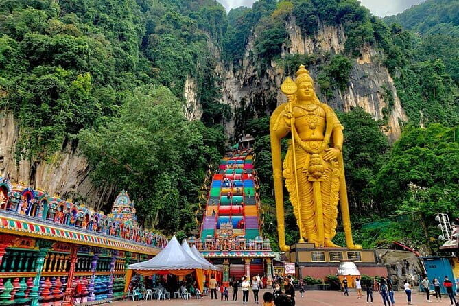 Private Batu Caves & Petronas Twin Tower Tickets With Lunch <em>26</em> – Key highlights at a glance’ /></p>
<ul>
<li><strong>Batu Caves time built in</strong> for the 272-step climb and temple viewing</li>
<li><strong>Private air-conditioned transportation with pickup</strong> so you move efficiently across town</li>
<li><strong>Batik Chong guided visit</strong> that shows how Malaysian batik is made</li>
<li><strong>Royal Selangor Visitor Centre</strong> with a 1-hour look at pewter making and retail</li>
<li><strong>Central Market local lunch stop</strong> timed into the route for an easy meal</li>
<li><strong>Petronas tickets included with a backup option</strong> (KL Tower ticket if needed)</li>
</ul>
<h2 id="batu-caves-272-steps-golden-murugan-and-temple-stops">Batu Caves: 272 Steps, Golden Murugan, and Temple Stops</h2>
<p><img src=