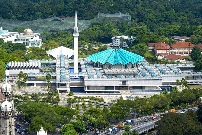 Private Day Kuala Lumpur Photographic Tour With Petronas Twin Tower & Batu Caves - Taman Botani Perdana (Lake Gardens) and Thean Hou Temple: color, calm, and temple mood