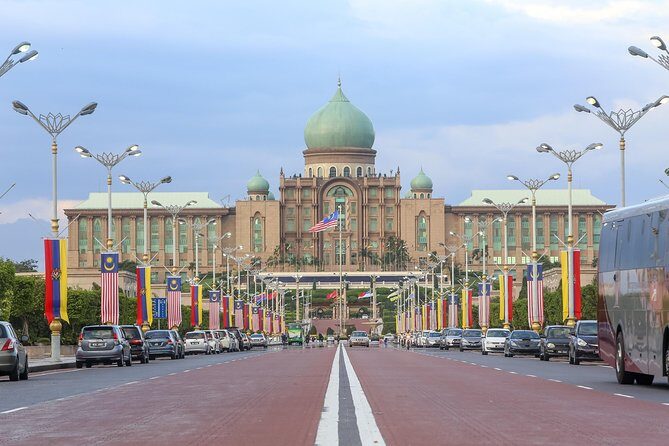 Private Half-Day Putrajaya Tour with Lake Cruise from Kuala Lumpur - Stop 2: Perdana Putra, the White House of Malaysia