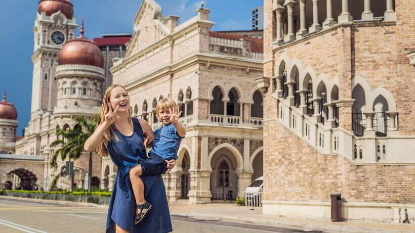 Private KL City Tour with Petronas Twin Towers & Batu Caves - Central Market and shopping strategy: batik, art, and snacks without wasting time