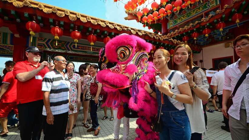 Private KL City Tour with Petronas Twin Towers & Batu Caves - Old Railway Station pass-by and Chinatown taste: quick heritage hits