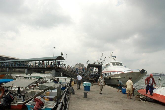 Private Tour: Crab Island Sightseeing Boat Ride and Seafood Lunch - Key things to know before you go