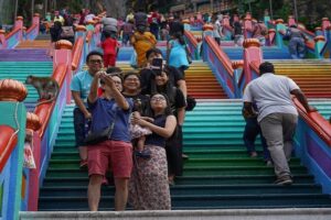 Private Tour Kuala Lumpur with Petronas Twin Towers Observation Deck & Batu Cave - Batu Caves: climbing the steps to the shrine