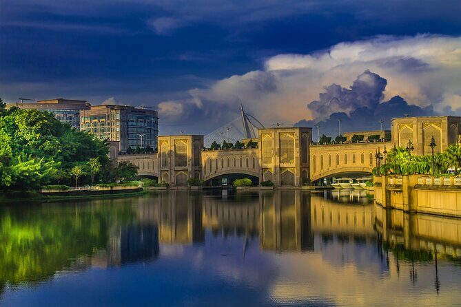 Putrajaya City Tour From Kuala Lumpur - Perdana Putra: Prime Minister’s Office, right on the hill