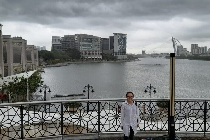 Putrajaya Tour From Kuala Lumpur - Perdana Putra: Government Offices With a Main-Hill Presence
