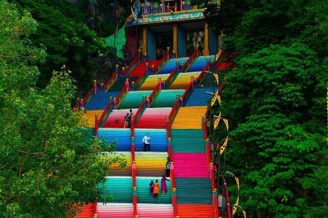 Putrajaya Tour From Kuala Lumpur Includes Batu Caves - Batu Caves: the limestone caves and the 140-foot Murugan statue
