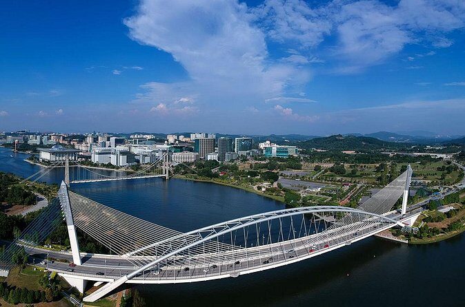 Putrajaya Tour with Traditional Boat Cruise & Pink Mosque (Private) - Guide quality: when it makes or breaks the day