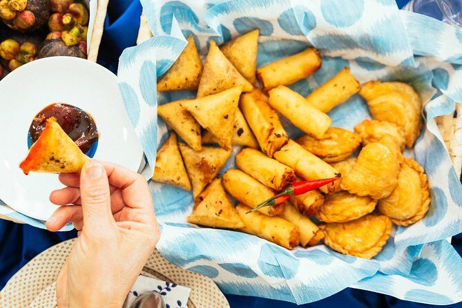 The 10 Tastings of Kuala Lumpur With Locals: Private Street Food Tour - Meeting Near Central Market: Getting Oriented Fast